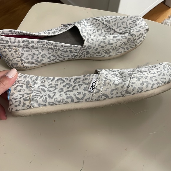 TOMS size W9 silver leopard print pattern - Picture 3 of 3